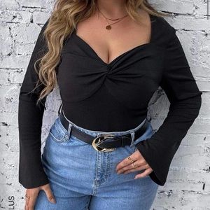 NWOT Plus twist top with a sweetheart neckline